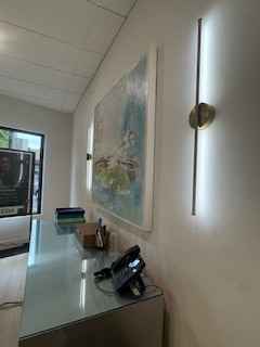 Modern-Salon-Interior-Reception.